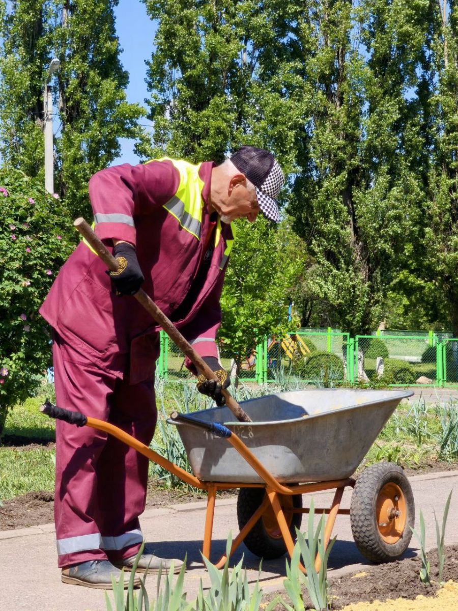 Комунальники впорядковують райони Харкова та прикрашають їх десятками тисяч квітів (фото)